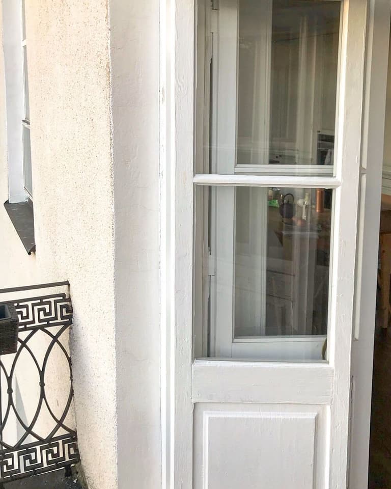 Papa w płynie Megaron biała, pomalowane okno