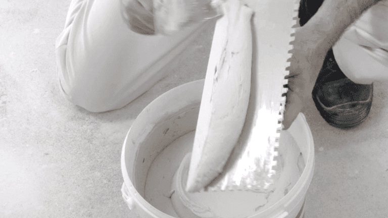 nakładanie kleju ŚMIG z wiaderka na pacę zębatą