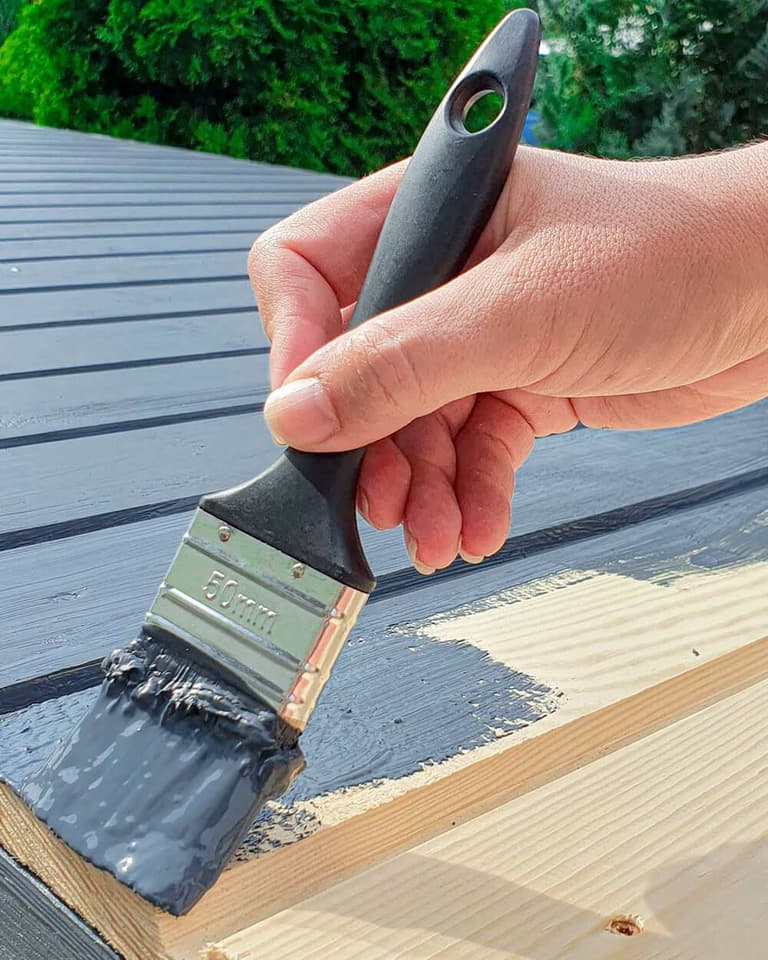 Papa w płynie Megaron Grafitowa, malowanie dachu drewutni pędzlem