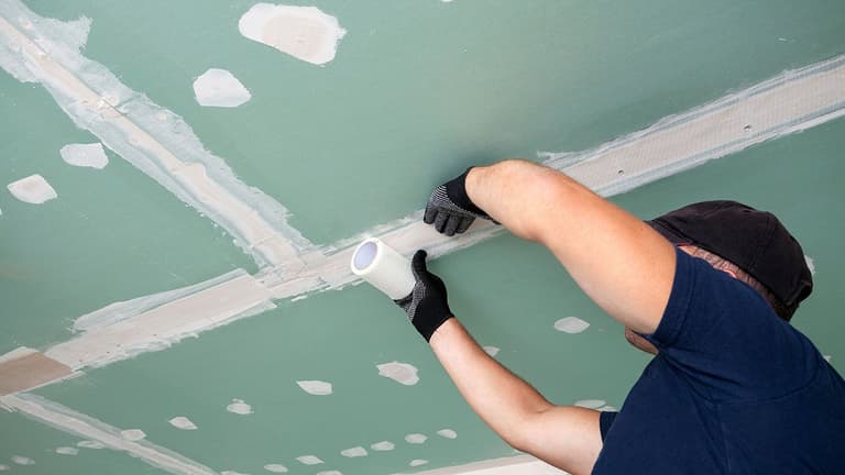 spoinowanie sufitu, zatapianie taśmy w masie szpachlowej