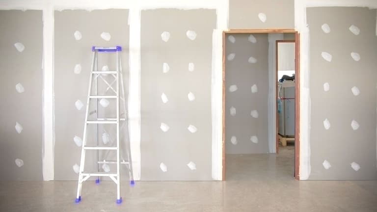 wnętrze mieszkania w trakcie remontu, z drabiną na pierwszym planie, płyty g-k Q2