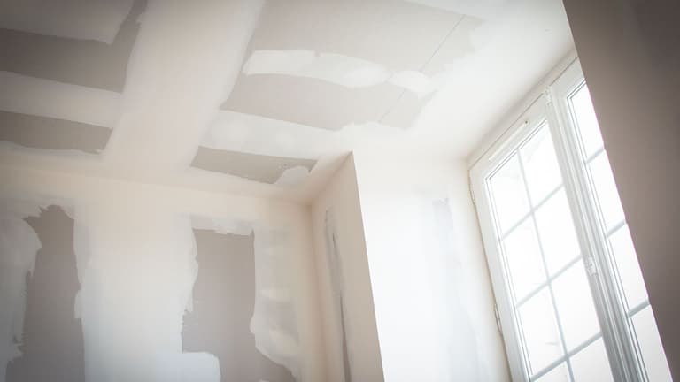 wnętrze w trakcie remontu, spoinowanie płyt g-k